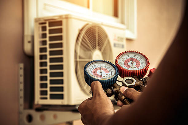 Professional Heat Pump Repair technician working in Wellman, IA